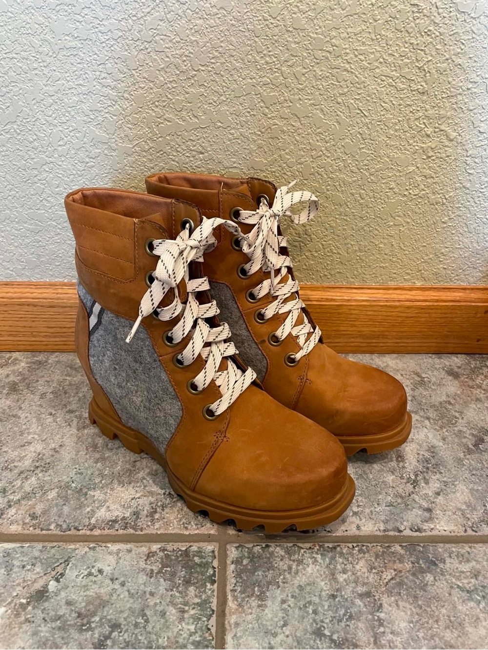 Sorel Women’s Lace-Up Joan of Arctic Wedge III Lexie Boots Brown Gray sz 8